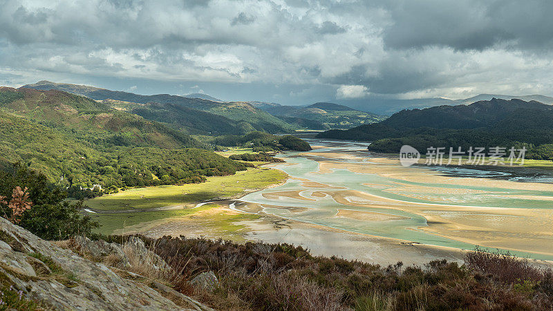 Afon Mawddach和Cadair Idris的美丽全景(斯诺登尼亚，威尔士，英国)